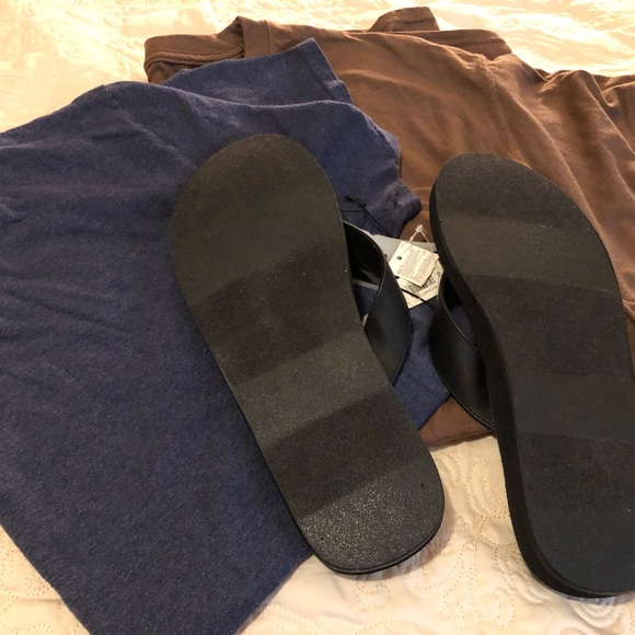 Bundle of 3 items 2 Hanes XL t shirts & 1 pair NWT Gap flip flops size 12 - Picture 3 of 11